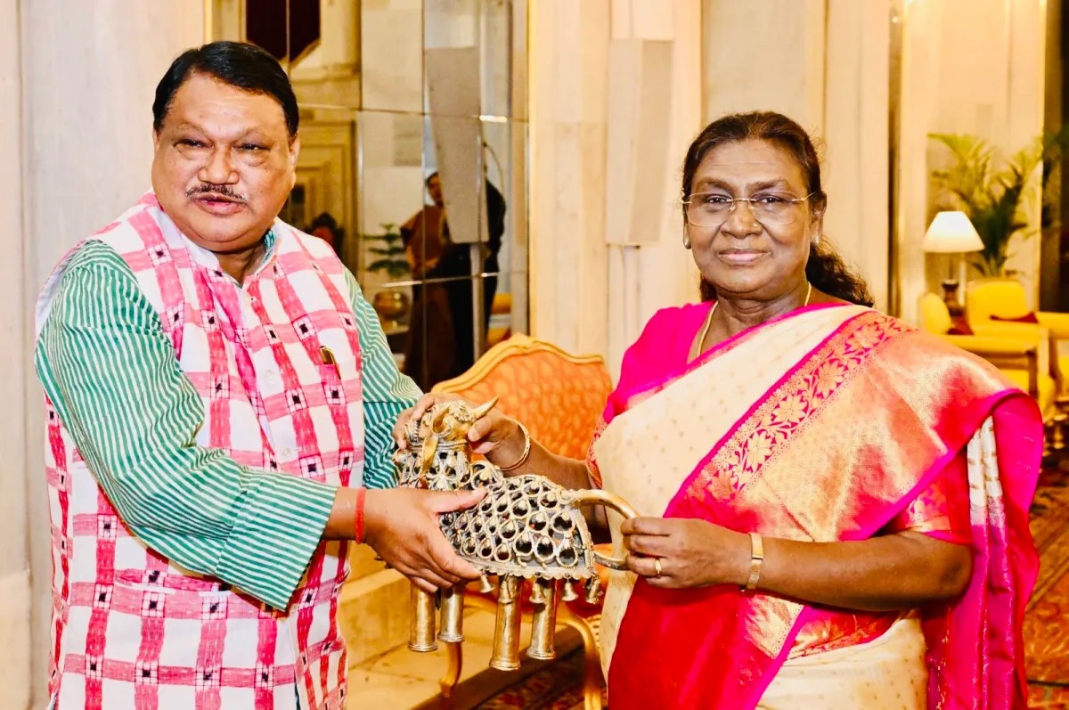Jual Oram presenting a brass metal-craft figure to President Droupadi Murmu
